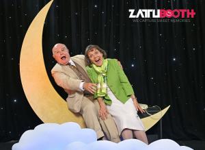 Press release image for ZATTU PHOTO BOOTH Unveils the Stunning Paper Moon Backdrop for Unforgettable Wedding Photos