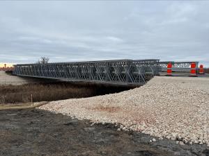 Press release image for Le pont de déviation temporaire d’Acrow installé sur l’autoroute 3 au Manitoba, près de Winnipeg